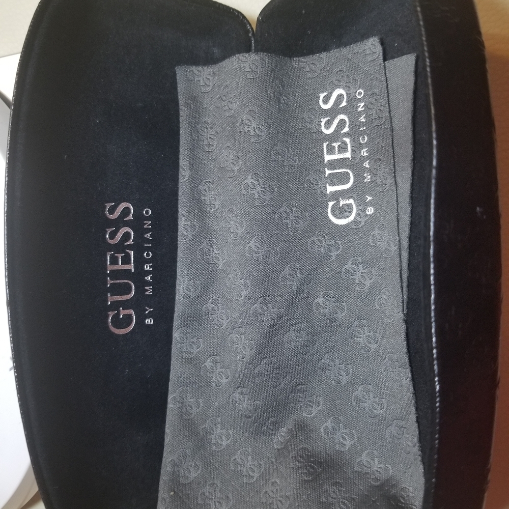 GUESS.  women's eyeglass pouch with cleaning cloth
